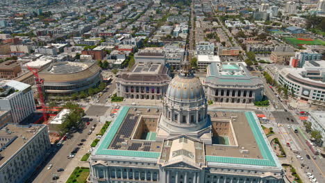 Filmische-Luftaufnahme-Des-Rathauses-Von-San-Francisco-Und-Der-Umliegenden-Nachbarschaft