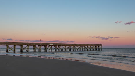 Isle-of-Palms-Beach-And-Pier-At-Sunrise-In-South-Carolina,-USA