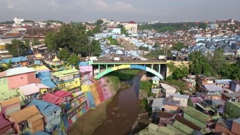 Linderung-Der-Armut-Durch-Pro-arme-Tourismus-Konzepte-In-Slums,-Neu-Gestaltet-Durch-Bunte-Dicht-Bebaute-Strukturen-In-Malang,-Ost-Java,-Indonesien