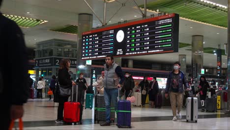 Los-Viajeros-Con-Equipaje-Navegan-Sin-Problemas-A-Través-De-La-Sala-De-Llegadas-Y-Salidas-De-La-Estación-De-Tren-De-Alta-Velocidad-De-Taoyuan,-Conectándose-Sin-Esfuerzo-Con-Las-Redes-De-Aeropuertos,-Capturando-La-Esencia-Del-Turismo-De-Taiwán.