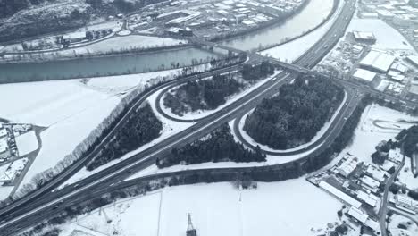 Luftdrohne,-Autobahnübergang,-Winter,-Österreich