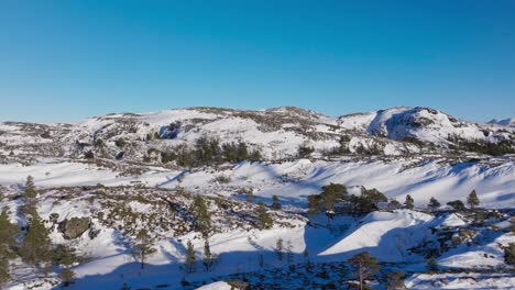 Naturaleza-Cubierta-De-Nieve-Con-Crestas-Montañosas-Cerca-De-Bessaker,-Noruega