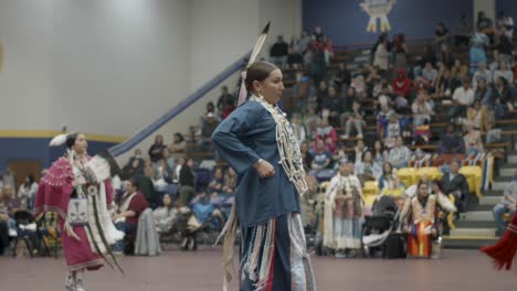 Die-Feier-Von-Kultur-Und-Erbe,-Während-Tänzer-In-Reich-Verzierten-Ornaten-Zu-Den-Rhythmischen-Trommelklängen-Und-Gesängen-Beim-Powwow-Im-Frühjahrssemester-Der-Haskell-Indian-Nations-University-In-Lawrence,-Kansas,-Schwingen