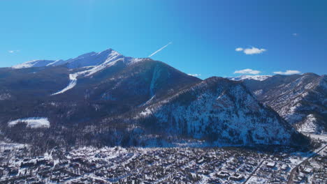 Invierno-Pájaro-Azul-Cielo-Durante-El-Día-Nevado-Centro-De-La-Ciudad-Frisco-Aéreo-Zumbido-Alcance-De-Diez-Millas-Calle-Principal-Colorado-Montaña-Ciudad-De-Esquí-Cobre-Paso-Ikon-Breckenridge-Silverthorne-Cumbre-Dillon-Condado-Movimiento-Descendente