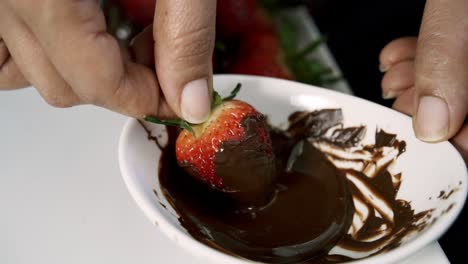 Erdbeeren-In-Geschmolzener-Schokolade-In-Einer-Kleinen-Weißen-Schüssel-Rollen-Vegane-Schokoladen-Rüben-Muffins-Zum-Valentinstag