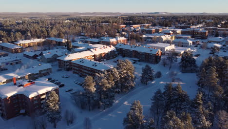 Luftaufnahmen-Fliegen-Vorwärts-über-Schneebedeckte-Häuser-In-Arvidsjaur,-Lappland