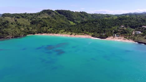 Ruhiges-Türkisfarbenes-Wasser-Von-Playa-Colorada,-Las-Galeras,-Samana,-Dominikanische-Republik,-Luftaufnahme