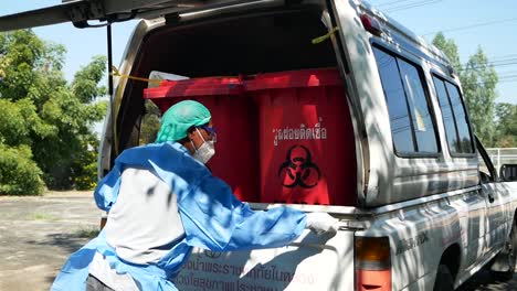Mitarbeiter-Sammeln-Infektiöse-Abfälle-In-Thailand