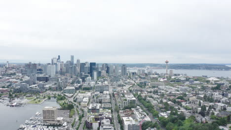 Weite-Luftaufnahme-Einer-Drohne-Mit-Der-Skyline-Der-Innenstadt-Von-Seattle-Und-South-Lake-Union