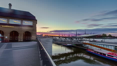 Flusskreuzfahrt-Auf-Der-Elbe-Mit-öffentlichen-Verkehrsmitteln-In-Hamburg,-Deutschland,-Zeitraffer