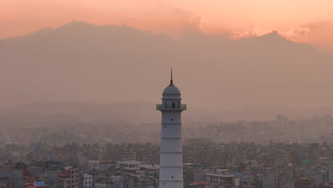 Toma-De-Drone-De-La-Torre-Blanca-En-Katmandú,-Nepal