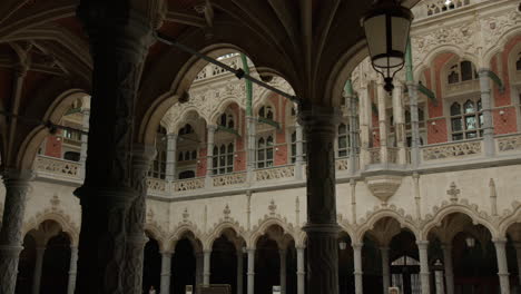 El-Interior-Intrincadamente-Diseñado-Del-Histórico-Edificio-De-La-Bolsa-De-Amberes-En-Amberes,-Bélgica---Toma-De-ángulo-Bajo