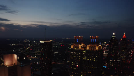Luftaufnahme-Der-Modernen-Wolkenkratzer-Und-Des-Stadtbildes-Von-Georgia-Atlanta-Bei-Sonnenuntergang
