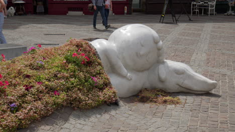 The-Statue-of-Nello-and-Patrasche-Located-at-Handschoenmarkt-in-Antwerp,-Belgium---Close-Up