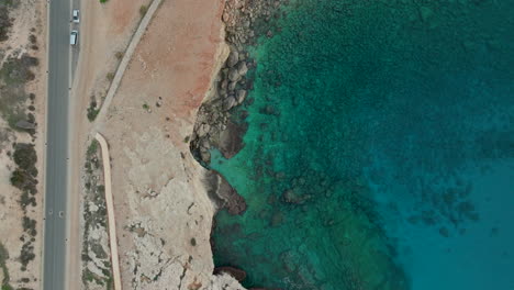 Felsküste-Von-Ayia-Napa,-Zypern,-Mit-Kristallklarem-Türkisfarbenem-Wasser
