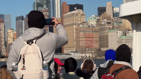 Mann-Macht-Von-Der-Fähre-Aus-Ein-Foto-Der-Skyline-Von-Downtown-Manhattan