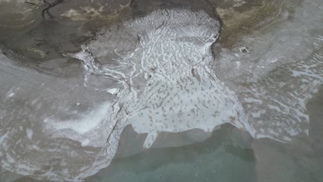 Klöntalersee-Glarus-Suiza-Hielo-Sobre-El-Agua-Que-Alimenta-El-Lecho-Del-Lago