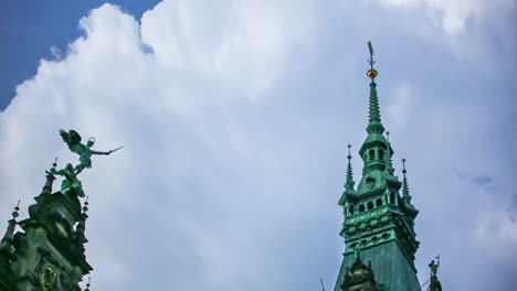 Zeitrafferaufnahme-Der-Türme-Historischer-Gebäude-In-Prag,-Tschechische-Republik,-Mit-Weißen-Wolken,-Die-Tagsüber-Vorbeiziehen