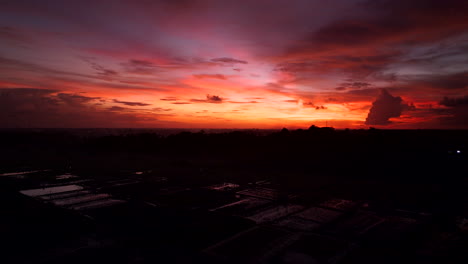 Atemberaubender-Heller-Farbenfroher-Sonnenuntergang