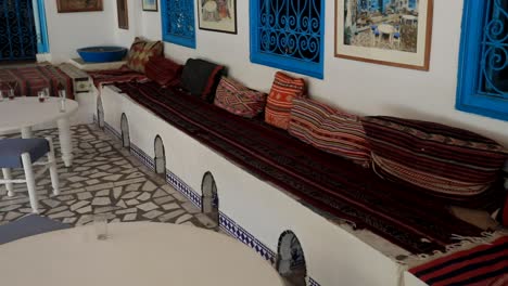 Traditionelle-Tunesische-Lounge-Mit-Bunten-Textilien-Und-Aufwendigen-Fliesenarbeiten,-Sidi-Bou-Sagte
