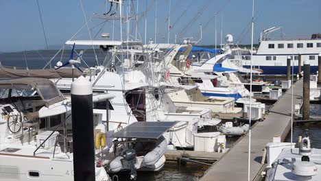 Strand,-Bootsservice-Und-Yachthafen,-Boote-Und-Motorboote