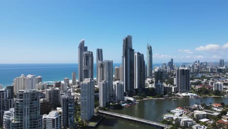 Luftaufnahme-Der-Brücke-über-Den-Nerang-River,-Die-Die-Vororte-Der-Gold-Coast,-Chevron-Island-Und-Surfers-Paradise-Verbindet