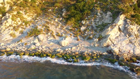 Das-Sonnenlicht-Der-Goldenen-Stunde-Scheint-Auf-Die-Zerklüftete-Felsküste-Von-Santa-Marta-Magdalena,-Kolumbien,-Während-Die-Meereswellen-Am-Strand-Brechen