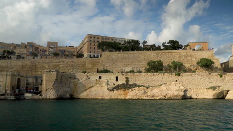 Malta,-Wunderschöne-Und-Schöne-Aufnahmen-Mit-Meerblick-Von-Den-Antiken-Ruinen-Und-Gebäuden-Von-Valletta