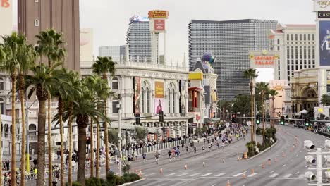 Plano-Amplio-Del-Bulevar-De-Las-Vegas-Durante-El-Maratón-De-Rock-And-Roll.