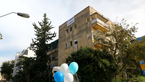 Edificio-Abandonado-Por-Ataques-Militares-Contra-Israel,-Globos-De-Goma-En-Primer-Plano.