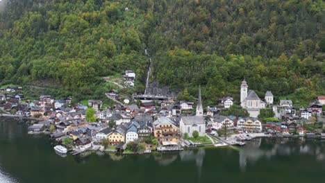 Pueblo-De-Hallstatt-Y-Halstattersee-En-Los-Alpes-De-Austria---Antena-4k-Hacia-Atrás