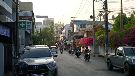 Hermoso-Paisaje-Al-Atardecer-En-Chiang-Mai,-Tailandia,-Con-Tráfico-De-Bicicletas