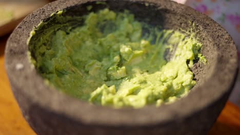 Zeitlupe:-Guacamole-Auf-Einem-Molcajete-1