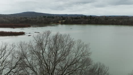 Vista-Tranquila-Del-Lago-Sequoyah-Bajo-Un-Cielo-Nublado-En-Arkansas,-Estados-Unidos