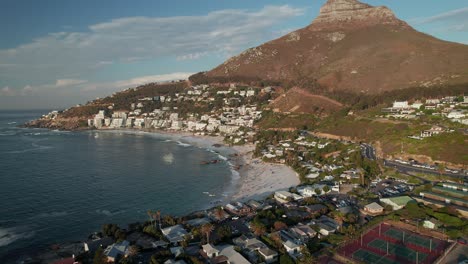 Wohlhabender-Vorort-Von-Clifton-Beach-Mit-Löwenkopf-Im-Hintergrund,-Kapstadt,-Südafrika