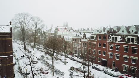Amsterdam-street-and-canals-in-Jordaan-covered-by-snow-pan-to-right