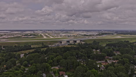 Atlanta,-Georgia,-Luftaufnahme-Eines-V939-Drohnenüberflugs-über-College-Park-Und-Hapeville,-Erfassung-Des-South-Cargo-Facility-Center-Am-Hartsfield-Airport-In-Atlanta-Bei-Tageslicht-–-Aufgenommen-Mit-Mavic-3-Pro-Cine-–-Mai-2023