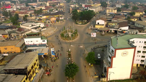 Luftaufnahme,-Die-Vom-Tamzou-Kreisverkehr-Wegkippt,-Sonnenuntergang-In-Ebolowa,-Kamerun