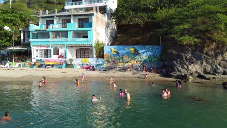 Costa-Arenosa-Junto-Al-Mar-Hotel-Privado-Playa-Sudamérica,-Gente-En-El-Agua