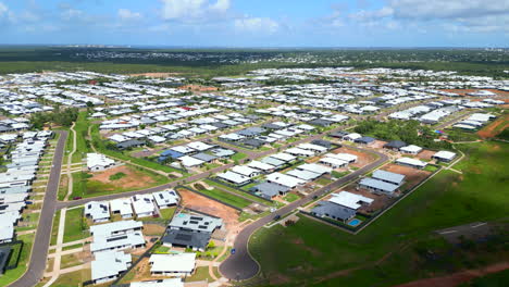 Luftdrohne-Des-Neuen-Vororts-Darwin,-Während-Der-Wolkenschatten-Vorbeizieht,-Zuccoli,-Northern-Territory,-Australien,-Panoramaaufnahme