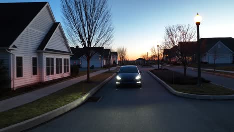 Tesla-Conduciendo-En-El-Moderno-Barrio-Americano-Al-Atardecer