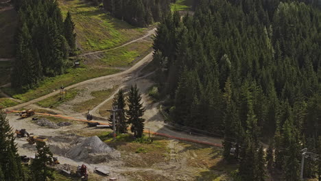 Whistler-BC-Canadá-V14-Aéreo-Ampliado-Sobre-Las-Laderas-Cuesta-Abajo-Capturando-Senderos-Del-Parque-Para-Bicicletas-De-Montaña-Y-Un-Paseo-Cuesta-Arriba-En-Telesilla-Rodeado-De-Un-Exuberante-Bosque-De-Coníferas---Filmado-Con-Mavic-3-Pro-Cine---Julio-De-2023