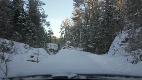 POV-Fahrt-Auf-Verschneiter-Straße-Im-Wald