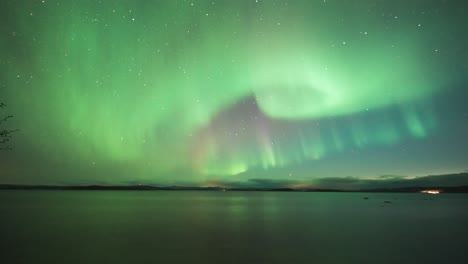 Faszinierender-Zeitraffer-Der-Nordlichter-Im-Dunklen-Nachthimmel-über-Der-Nordsee