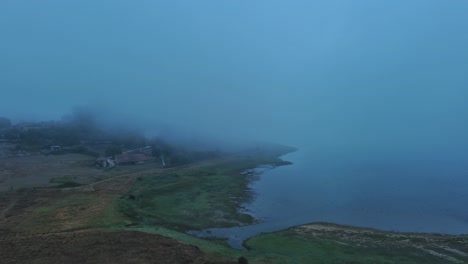 Dämmerungsdunst-über-Dem-Seeufer-Von-Nanclares-De-Gamboa,-Mit-Nebliger-Atmosphäre-Und-Ruhiger-Landschaft,-Baskenland