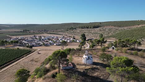 Vista-Aérea-De-La-Ermita-Del-Poblado-De-San-Julián,-Un-Apreciado-Santuario-Que-Invita-A-Peregrinos-Y-Visitantes-A-Sumergirse-En-Su-Sereno-Ambiente.