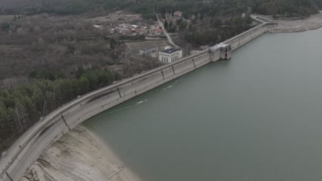 Drohnenaufnahme-Eines-Staudamms-Und-Eines-Teils-Eines-Flusses