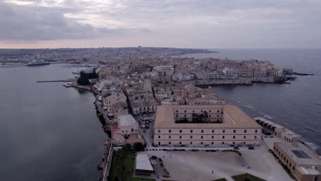 Antena-Lateral-Facultad-De-Arquitectura-Isla-De-Ortigia,-Puesta-Del-Sol-Sicilia