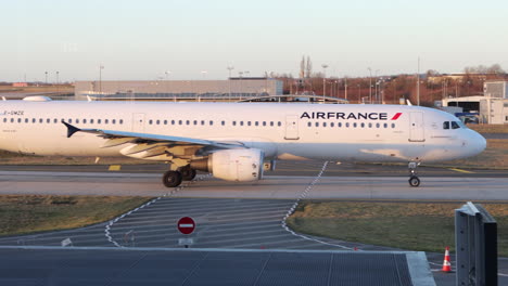Air-France-Airbus-Jet-Taxis-Hacia-La-Pista-Del-Aeropuerto-Charles-De-Gaulle,-Francia