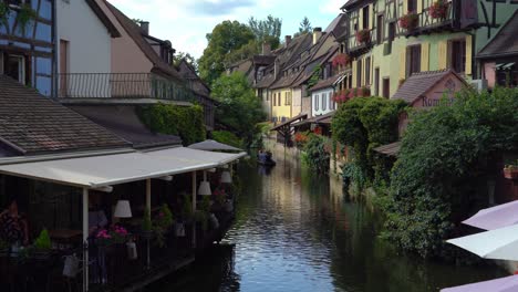 Menschen-Segeln-In-Einer-Gondel-Auf-Dem-Kanal-Von-La-Petite-Venise